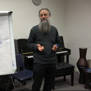 ערן סולומון מלמד הרמוניית ג'אז