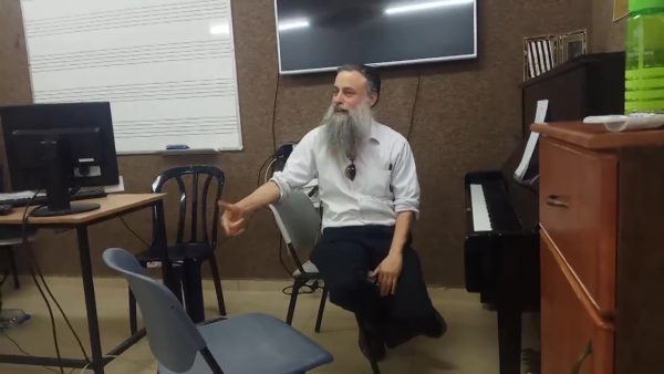 ערן סולומון מלמד תיאורית המוזיקה בכיף
